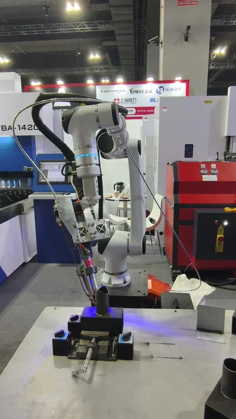 Industrial robotic arm Stock-Footage 336838801