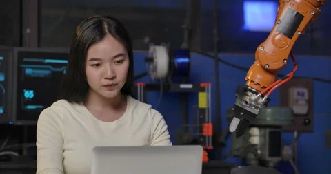 Industrial Robotics Engineer working at night in the Laboratory. Vidéo 153069595
