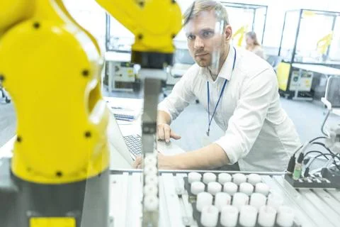 Industrial Robots Development An engineer developing the industrial robot.... Stockfoto's