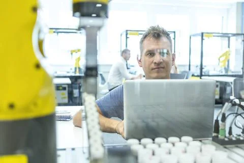 Industrial Robots Development An engineer developing the industrial robot.... Stockfoto's