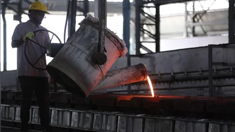 Industrial sand casting process in a heavy manufacturing foundry Stock Footage 322717057
