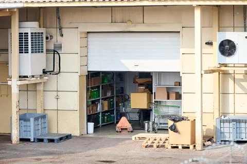 Industrial self-storage facility featuring a beige exterior and a roller shut 库存照片