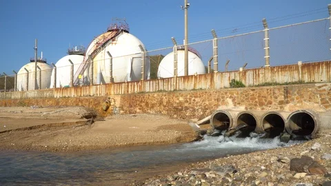  Industrial sewage drainage pipes released into the sea Видео 107094530