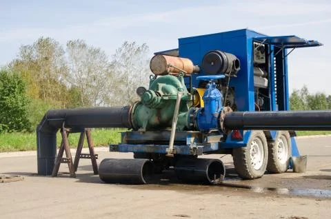 Industrial sewer pump pumping out excess water from the sewer. flooded sewage Foto stock