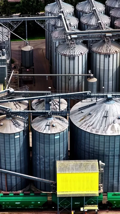 Industrial Silos and Yellow Structures in a Storage Facility Vidéo 336333621