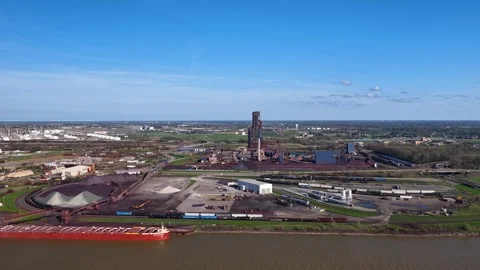 Industrial steel mill complex with a freighter ship at Toledo port. 스톡 동영상 339263254