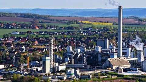 Industrial Sugar Processing Facility with Tanks, Pipelines and Energy Systems Stockfoto's