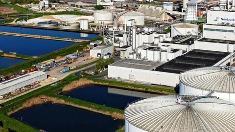 Industrial Sugar Processing Facility with Tanks, Pipelines and Energy Systems 스톡 사진