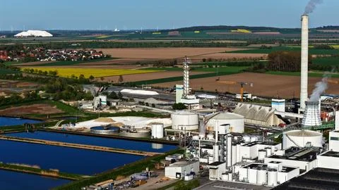 Industrial Sugar Processing Facility with Tanks, Pipelines and Energy Systems 스톡 사진