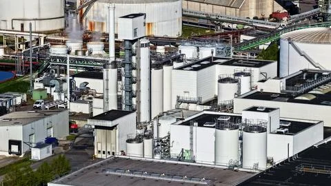 Industrial Sugar Processing Facility with Tanks, Pipelines and Energy Systems Stockfoto's