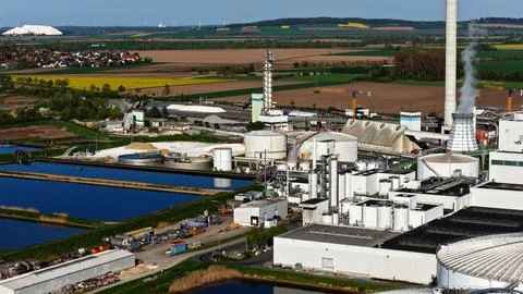 Industrial Sugar Processing Facility with Tanks, Pipelines and Energy Systems Stockfoto's