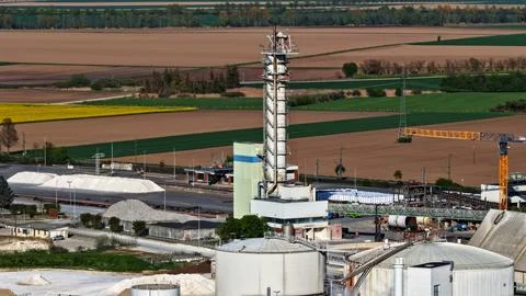 Industrial Sugar Processing Facility with Tanks, Pipelines and Energy Systems Stockfoto's