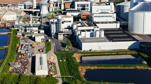 Industrial Sugar Processing Facility with Tanks, Pipelines and Energy Systems Fotos de archivo