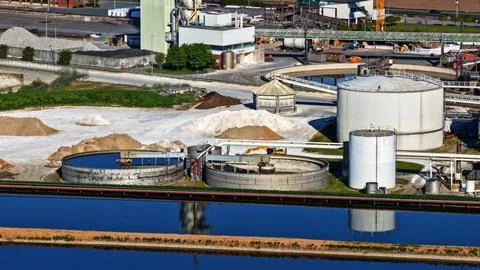 Industrial Sugar Processing Facility with Tanks, Pipelines and Energy Systems Stockfoto's