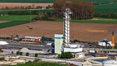 Industrial Sugar Processing Facility with Tanks, Pipelines and Energy Systems 스톡 사진