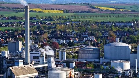 Industrial Sugar Processing Facility with Tanks, Pipelines and Energy Systems Stockfoto's
