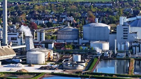 Industrial Sugar Processing Facility with Tanks, Pipelines and Energy Systems Stockfoto's
