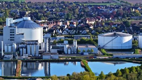 Industrial Sugar Processing Facility with Tanks, Pipelines and Energy Systems 스톡 사진