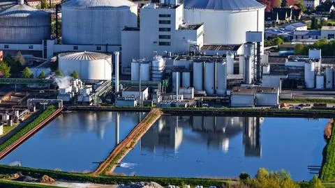 Industrial Sugar Processing Facility with Tanks, Pipelines and Energy Systems Stockfoto's