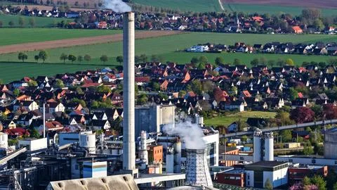 Industrial Sugar Processing Facility with Tanks, Pipelines and Energy Systems Stockfoto's