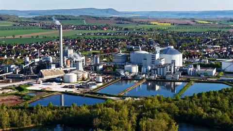 Industrial Sugar Processing Facility with Tanks, Pipelines and Energy Systems 스톡 사진