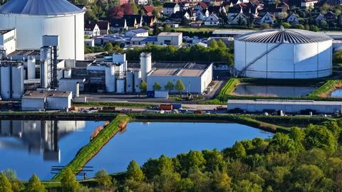 Industrial Sugar Processing Facility with Tanks, Pipelines and Energy Systems 스톡 사진