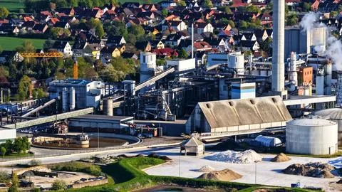 Industrial Sugar Processing Facility with Tanks, Pipelines and Energy Systems 스톡 사진