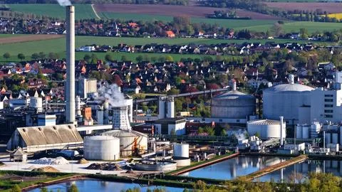 Industrial Sugar Processing Facility with Tanks, Pipelines and Energy Systems 스톡 사진