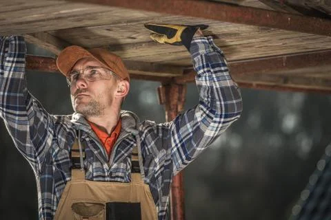 Industrial Theme. Construction Contractor Assembling Aged Rusty Scaffolding.  Foto stock