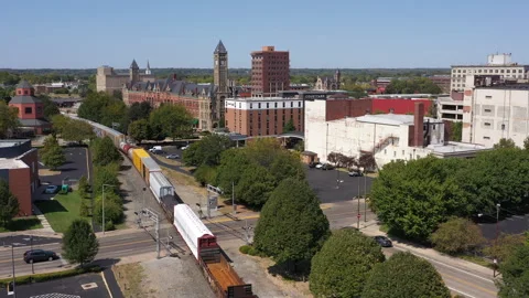 Industrial Train going through downtown Springfield Ohio 4k 库存影片 284686645
