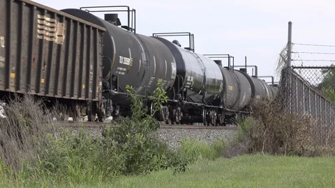Industrial train on tracks going through Dayton Ohio 4k 스톡 동영상 98902885