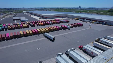 Industrial warehouse distribution facility featuring shipping containers 库存影片 336512813