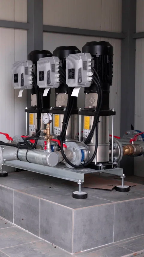 Industrial water pump system with three motors and pipes positioned on a Vídeo Stock 336948130