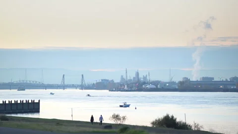 Industrial waterfront activity Vidéo 143667543