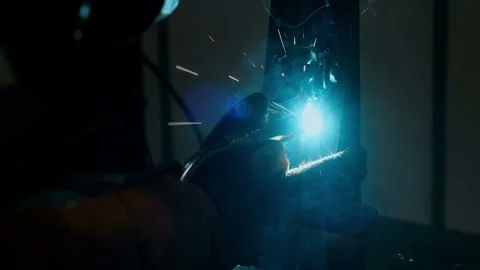 Industrial welder performing arc welding with sparks in metal workshop. Vídeos de archivo 330217094