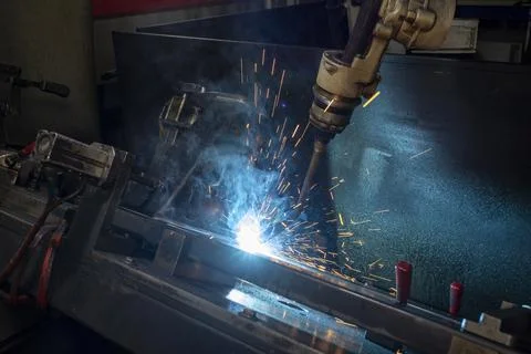 Industrial welding robot. Robot coded to weld is working. Digital production  Foto stock