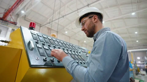 Industrial worker operating cnc machine at metal machining industry 스톡 동영상 270104293