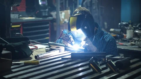 Industrial worker in protective mask using modern machine for welding metal 库存影片 121876433
