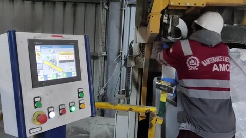 Industrial Worker Securing Big Bag for Automated Oil Well Cement Filling, 4K 動画素材 331443757