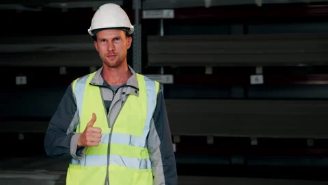 Industrial Worker Showing Thumbs Up in Warehouse Vídeo Stock 345012429