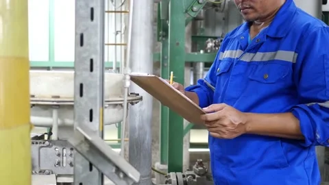 Industrial worker working in oil refinery plant, 스톡 동영상 207488481