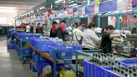 Industrial Workers Assemble Components On Conveyor Line In Chinese Plant Vidéo 337524852