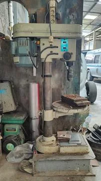 Industrial Workshop Drill Machine in Old Rustic Setting Foto stock