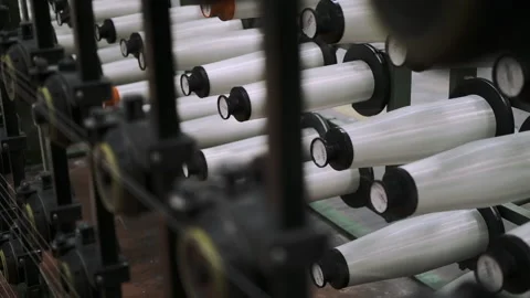 Industrial workshop in which the automatic production of fiberglass threads. 库存影片 203263541