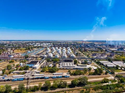 Industry complex with storage tanks and railways seen from above on a clear d Fotos Stock