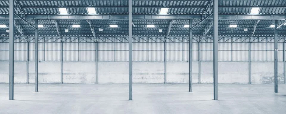 Industry construction large warehouse empty factory  storage area building .. Fotos de archivo