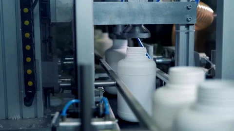 Industry Machine Process. full plastic water bottles filling with liquid. Video stock 334588388