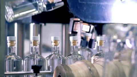 Industry Machine Process. glass water bottles spin rotating and filling. Vídeos de archivo 334587906