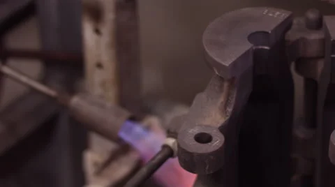 A industry of making glass. Modulating the glass. Vídeos de archivo 63173785