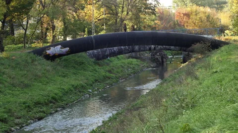 Industry polluting river 库存影片 57170828